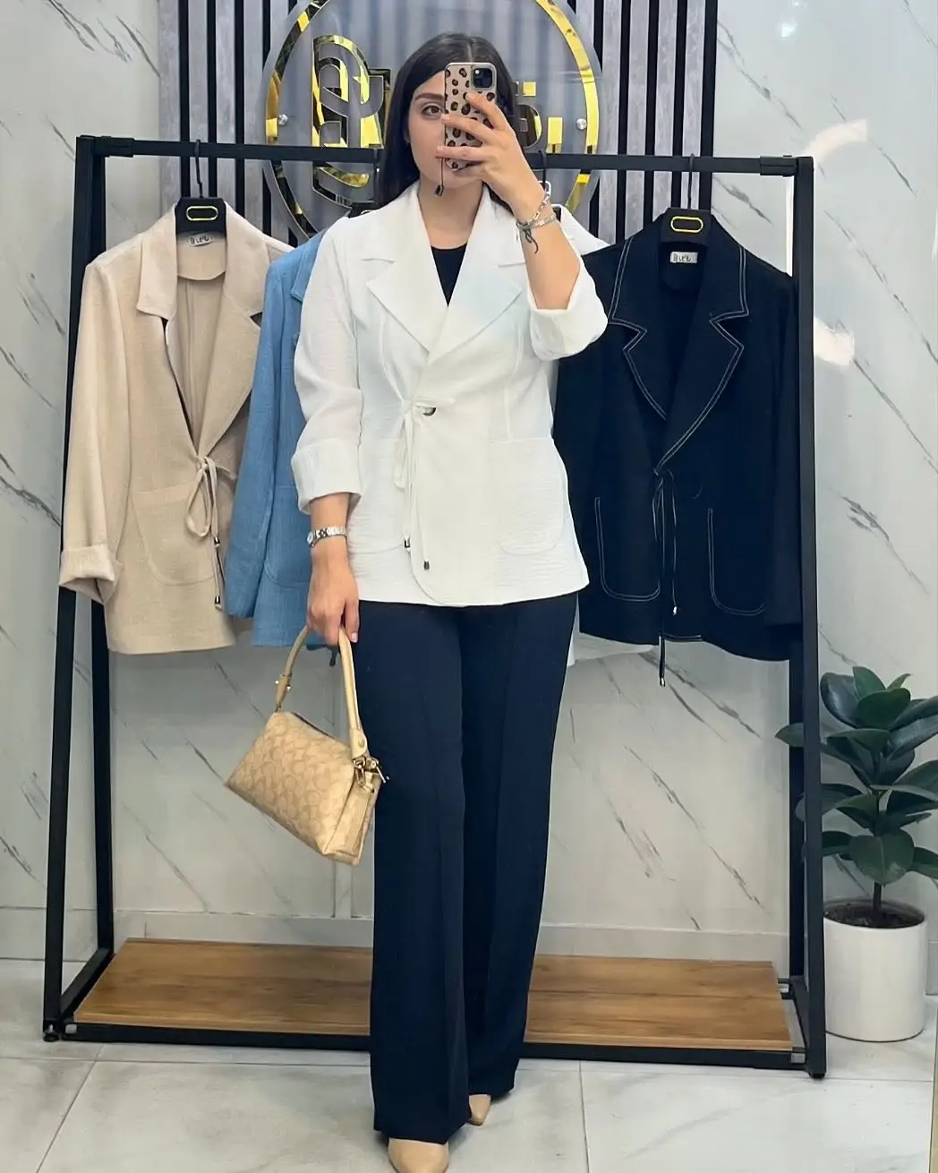 کت شانتون گره‌ای سفید روی تن