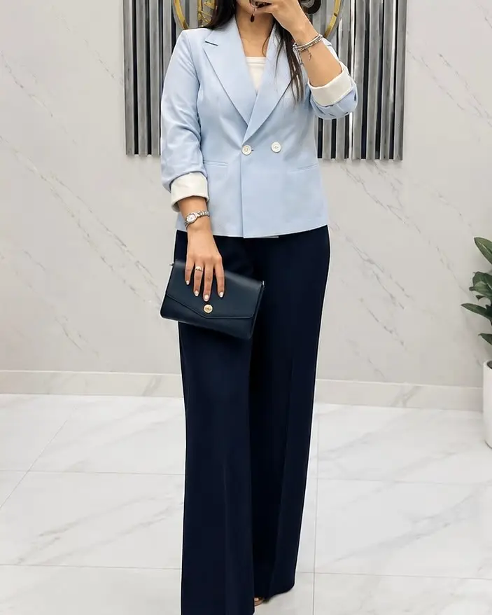 کت لنین قد ۶۵ آبی روشن روی تن