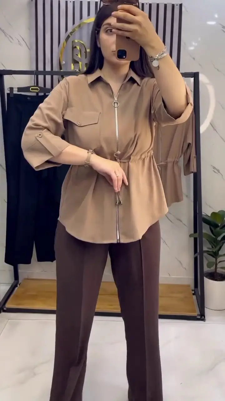شومیز سیلک زیپ‌دار کرم با شلوار قهوه‌ای