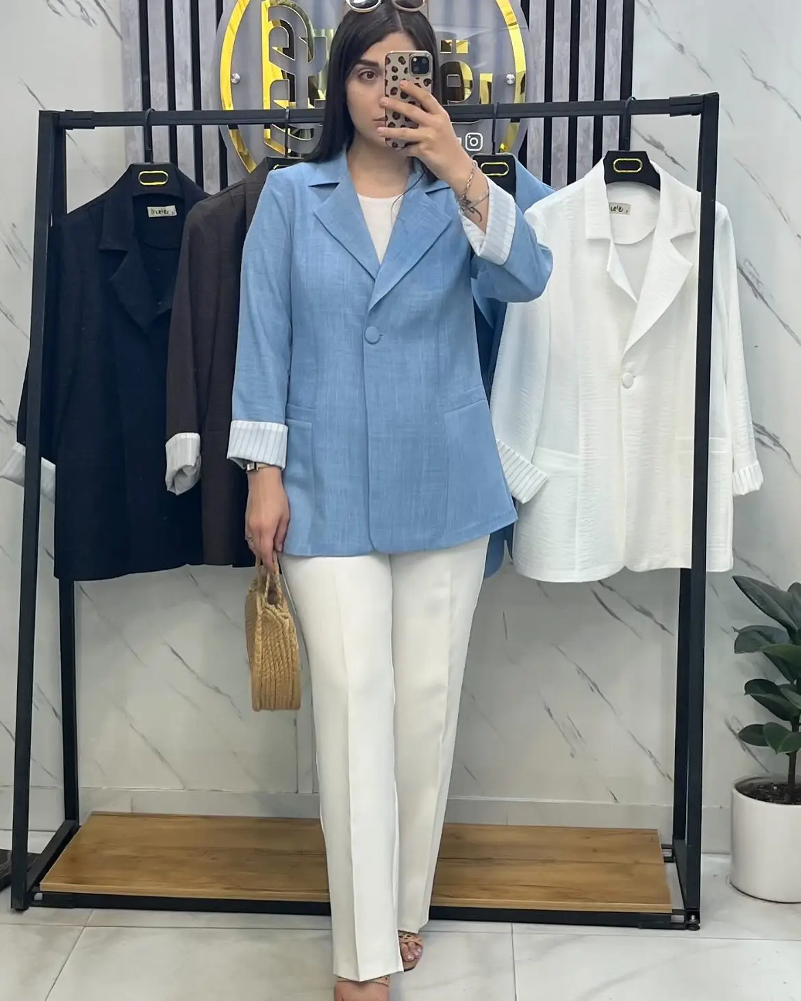 کت زارا شانتون آبی روی تن